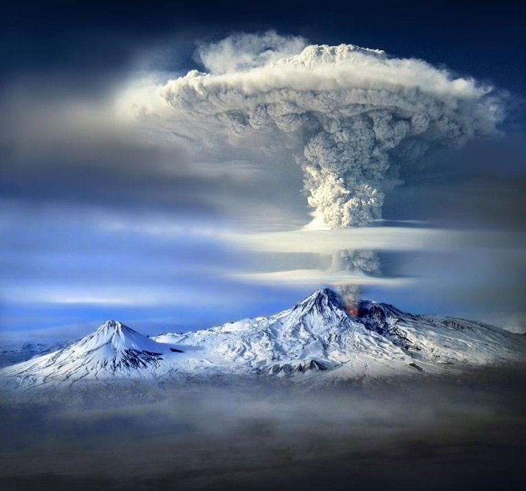 Núi Ararat là một núi lửa hình nón ở Thổ Nhĩ Kỳ. Nó có hai đỉnh Greater Ararat (đỉnh cao nhất ở Thổ Nhĩ Kỳ với độ cao 5.137 m/16.854 ft) và Lesser Ararat (với độ cao 3.896 m/12.782 ft).